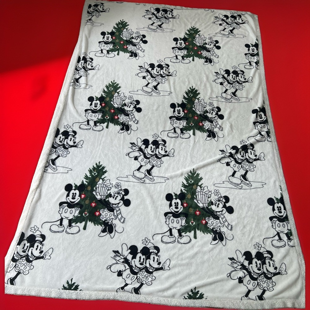 Disney Mickey Minnie Christmas Oversized Sherpa Throw Blanket 58x86 Ice Skating
